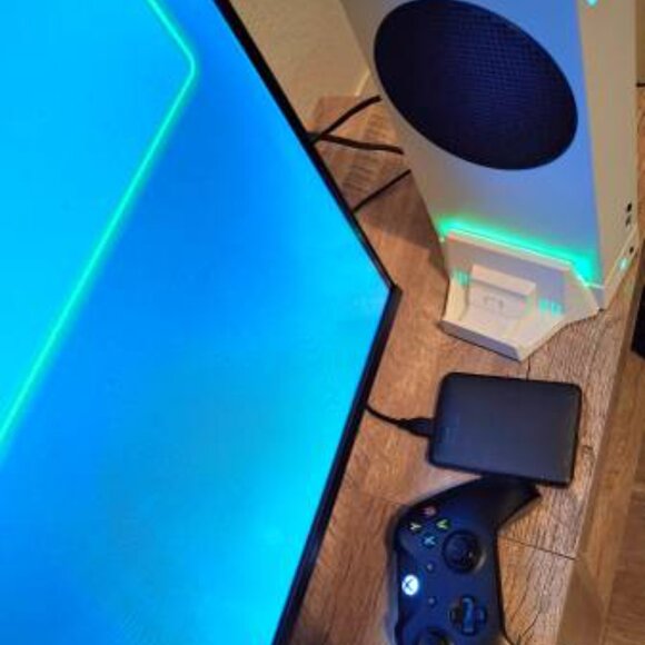 Xbox Series S, Charging/Cooling Station, Controller, 1.8TB USB Drive - Picture 4 of 7